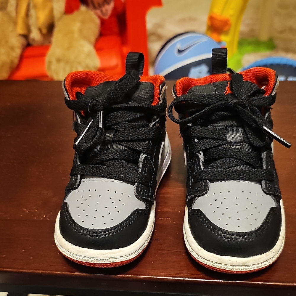 Stylish Toddler Kids Jodan 1 Sneakers in Black, Gray, and Red